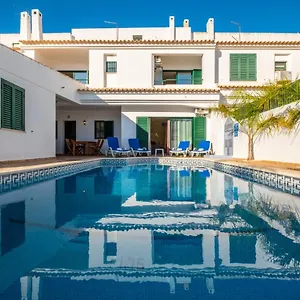 https://villa-sequeira-swimming-pool-free-wifi-by-bedzy.hotelaalgarve.com